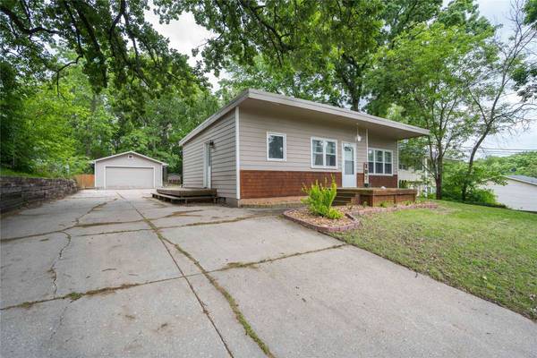 107 E Pleasant View Drive, Des Moines, IA 50315