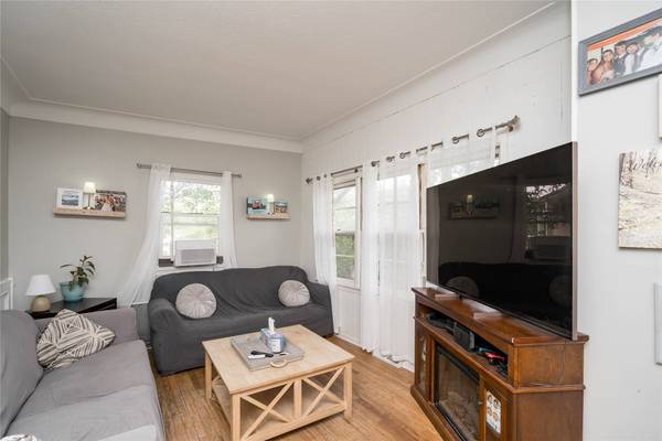 107 E Pleasant View Drive, Des Moines, IA 50315