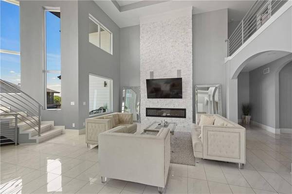 9112 Abram Drive, West Des Moines, IA 50266