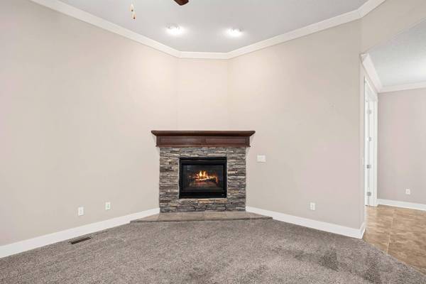 645 65th Place #129, West Des Moines, IA 50266