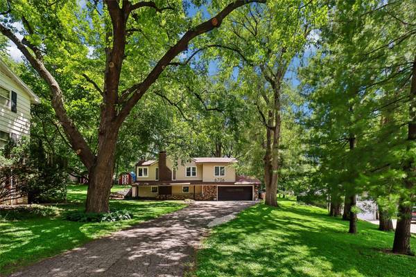 6706 Washington Avenue, Windsor Heights, IA 50324