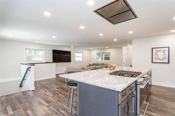 212 Pleasant View Drive, Des Moines, IA 50315