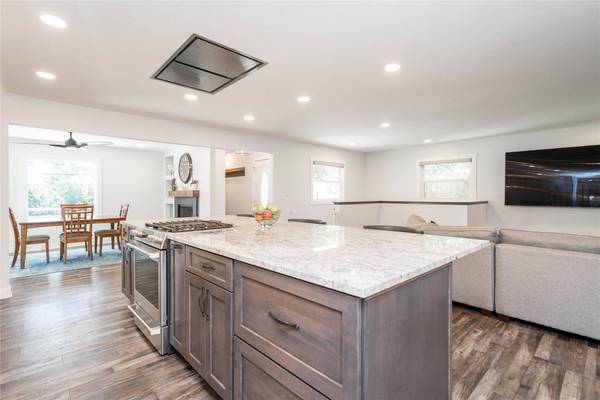 212 Pleasant View Drive, Des Moines, IA 50315