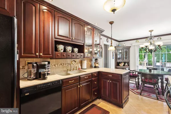 12 DEVONSHIRE RD, Mount Laurel, NJ 08054