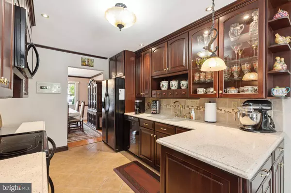 12 DEVONSHIRE RD, Mount Laurel, NJ 08054