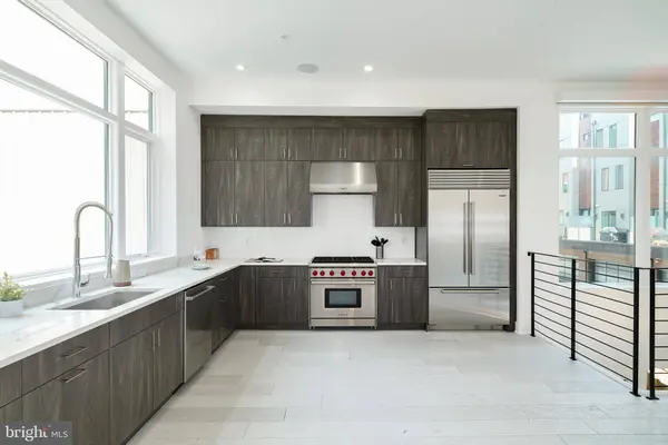 142R S FRONT ST, Philadelphia, PA 19106