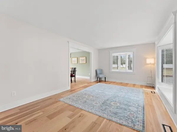 236 CARRIAGE HILL DR, Moorestown, NJ 08057