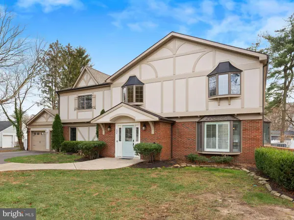 236 CARRIAGE HILL DR, Moorestown, NJ 08057