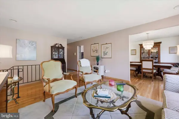 2 GLACIER DR, Cinnaminson, NJ 08077