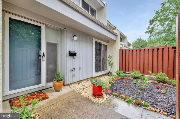 2440 SOUTHGATE SQ, Reston, VA 20191