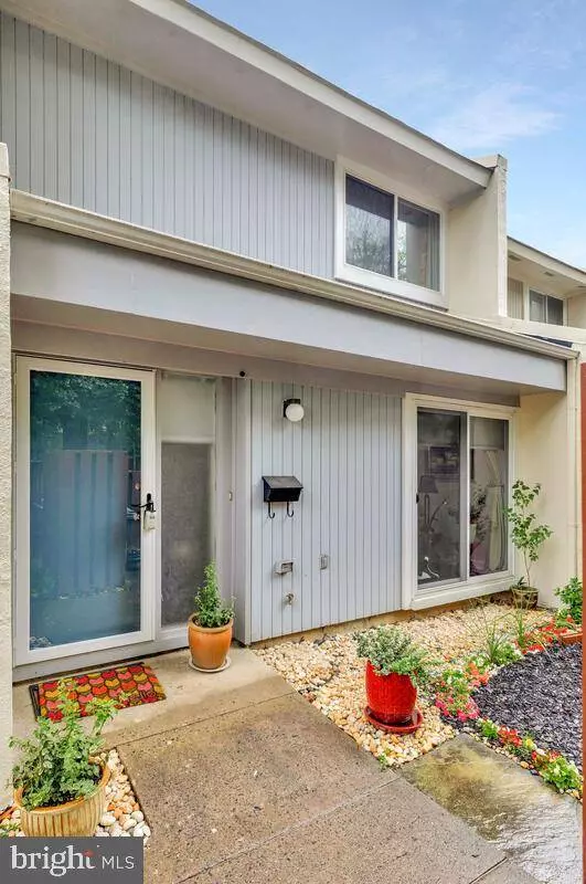 2440 SOUTHGATE SQ, Reston, VA 20191