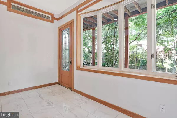 997 N SYCAMORE ST N, Falls Church, VA 22046