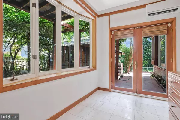 997 N SYCAMORE ST N, Falls Church, VA 22046