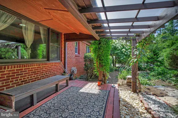 997 N SYCAMORE ST N, Falls Church, VA 22046