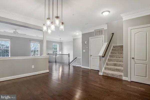 8045 GATEHOUSE RD #17, Falls Church, VA 22042