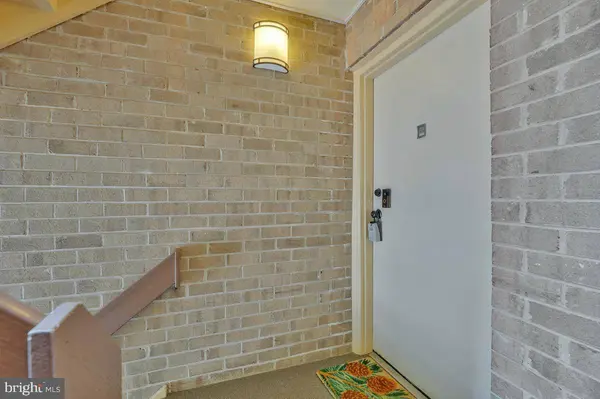 1663 PARKCREST CIR #200, Reston, VA 20190