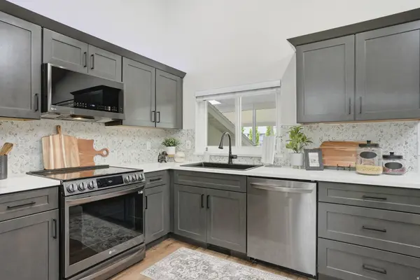 11724 S BRIAR GLEN DR E, Sandy, UT 84092