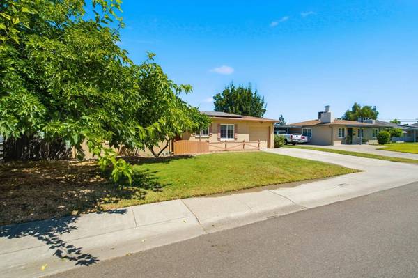 2439 W De Ovan AVE, Stockton, CA 95204