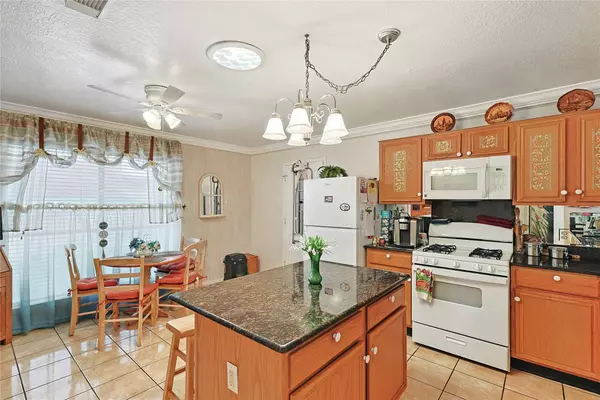 1818 Kemah Oaks DR, Kemah, TX 77565