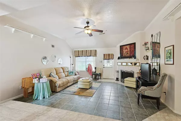 1818 Kemah Oaks DR, Kemah, TX 77565