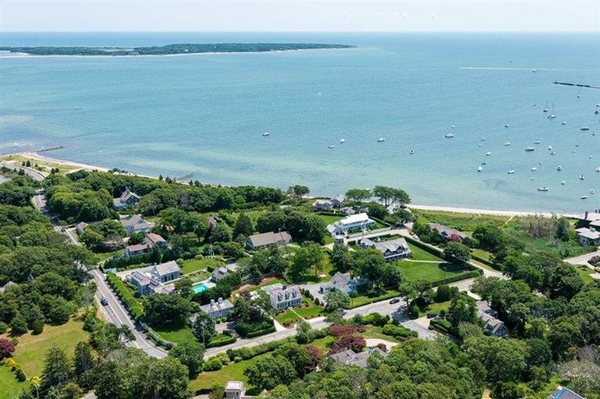 Living in Hyannis Port, MA : A Complete Guide to Daily Life in Cape Cod's Premier Village,Linda Whitcomb