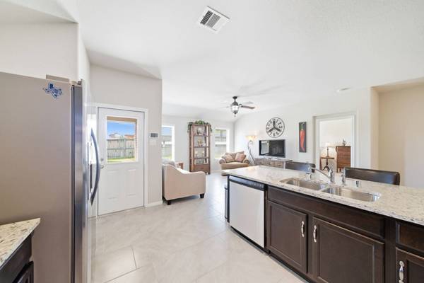 12801 Pirate Bend DR, Texas City, TX 77568