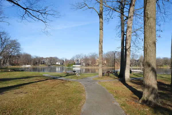 454 Roxbury RD, Valparaiso, IN 46385