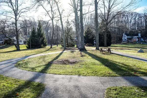 454 Roxbury RD, Valparaiso, IN 46385