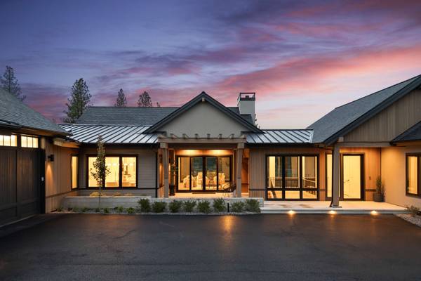 61877 Hosmer Lake Dr, Bend, OR 97702-3771