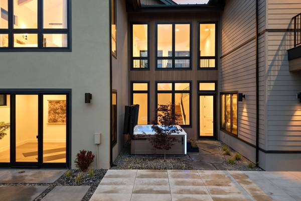 61877 Hosmer Lake Dr, Bend, OR 97702-3771