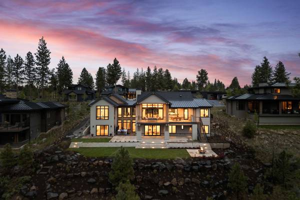 61877 Hosmer Lake Dr, Bend, OR 97702-3771