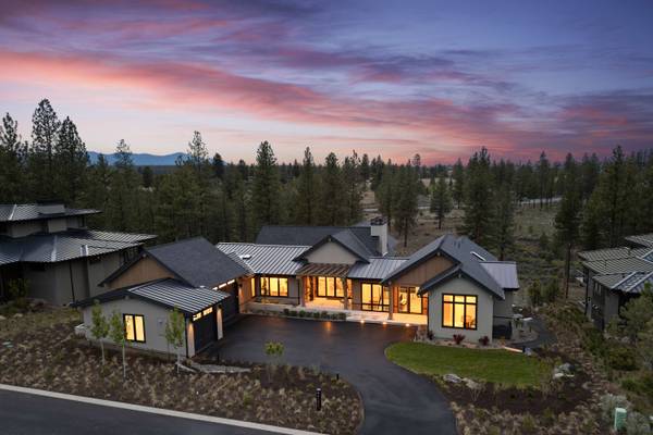 61877 Hosmer Lake Dr, Bend, OR 97702-3771