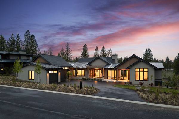 61877 Hosmer Lake Dr, Bend, OR 97702-3771