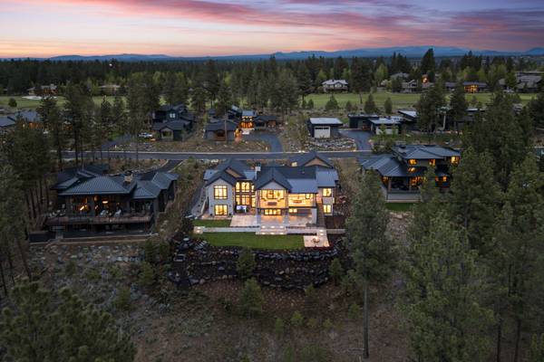 61877 Hosmer Lake Dr, Bend, OR 97702-3771