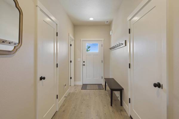 4999 Yew PL, Redmond, OR 97756