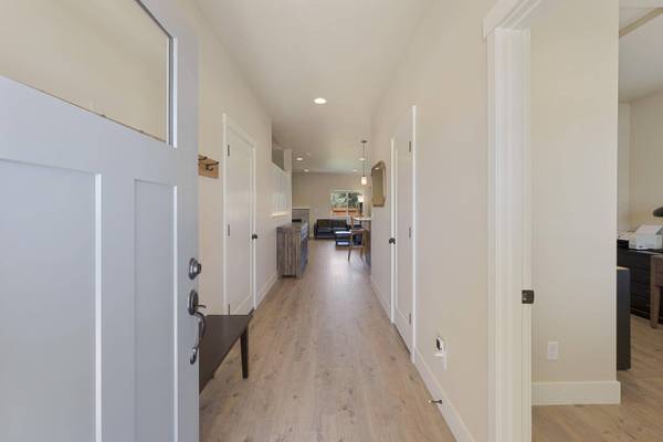 4999 Yew PL, Redmond, OR 97756