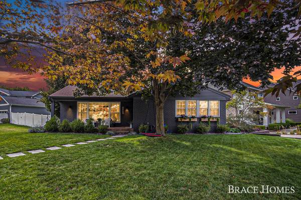 2242 Lake SE Drive, Grand Rapids, MI 49506