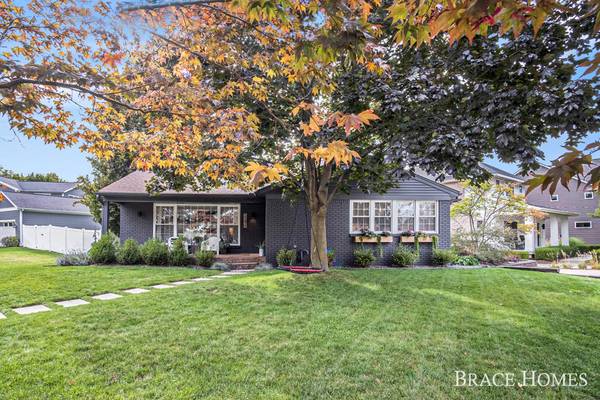 2242 Lake SE Drive, Grand Rapids, MI 49506