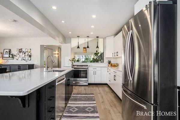 2242 Lake SE Drive, Grand Rapids, MI 49506