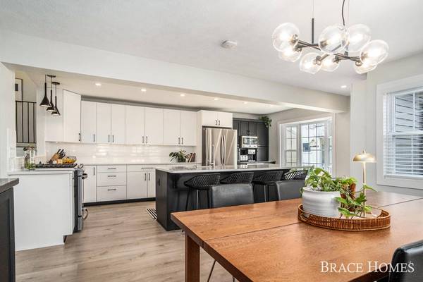 2242 Lake SE Drive, Grand Rapids, MI 49506