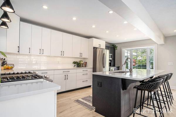 2242 Lake SE Drive, Grand Rapids, MI 49506