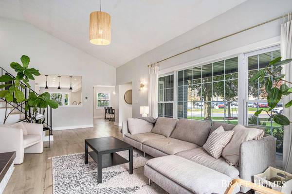 2242 Lake SE Drive, Grand Rapids, MI 49506