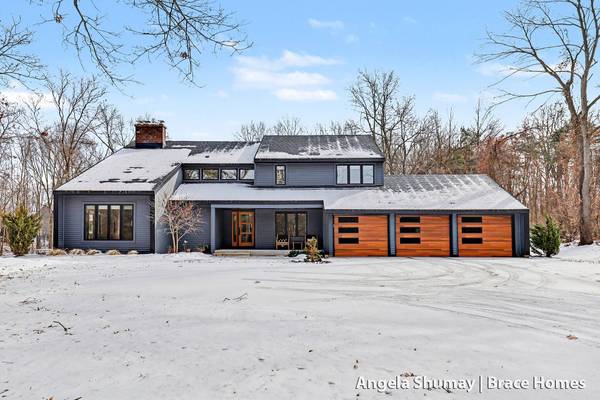 400 Greentree NE Lane, Ada, MI 49301