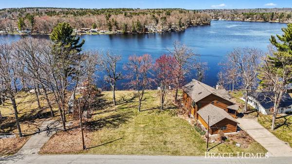 5423 Front Street, Newaygo, MI 49337