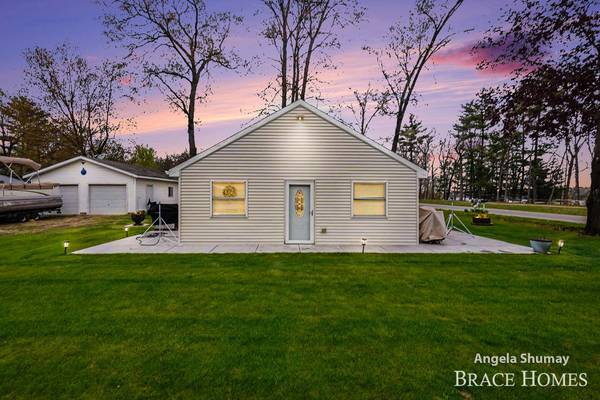 1653 S Beech Avenue, White Cloud, MI 49349