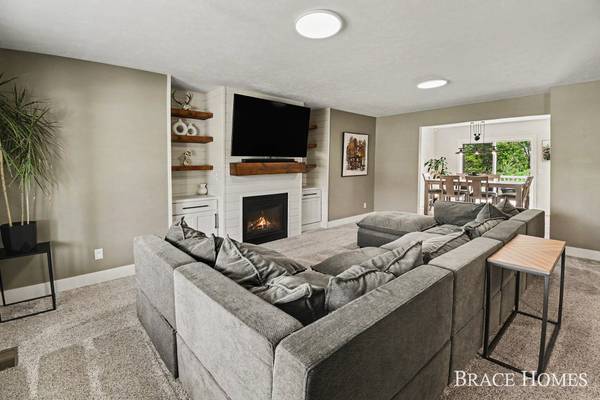 156 Hightower NE Drive, Rockford, MI 49341