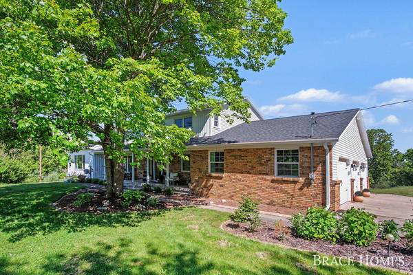 5685 11 Mile NE Road, Rockford, MI 49341