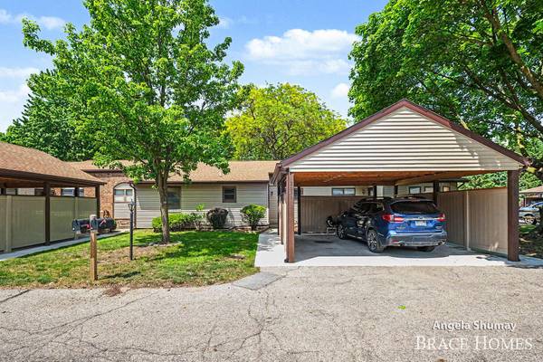 2631 Chatham Woods SE Drive, Grand Rapids, MI 49546