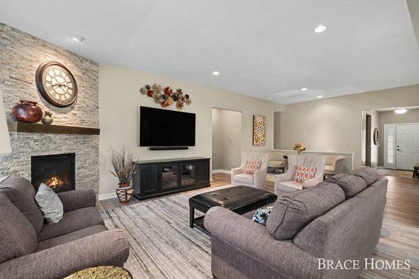 2902 Woodridge NE Circle, Grand Rapids, MI 49525