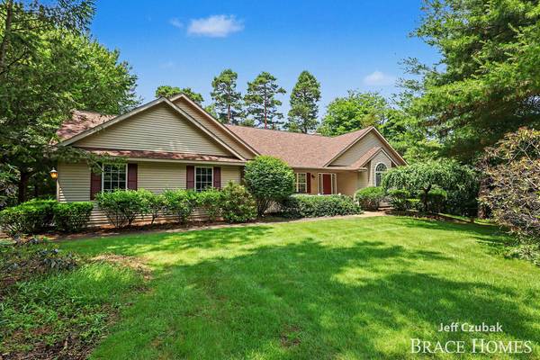2336 Forest Trail Circle, Fennville, MI 49408